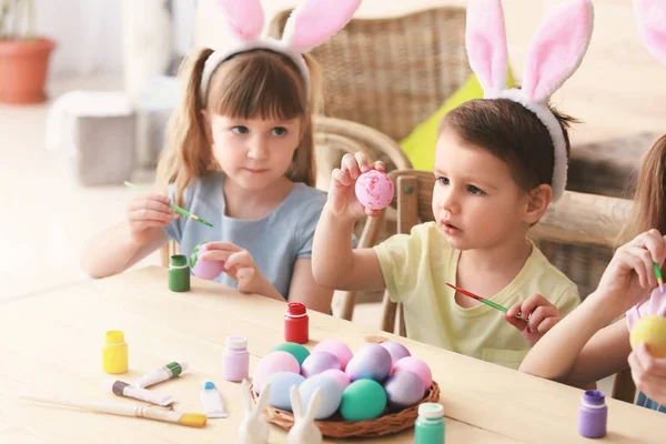 Sevimli çocuklar evde Paskalya yumurtaları boyama — Stok fotoğraf
