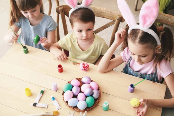 Schattige kinderen schilderij Easter Eggs at Home — Stockfoto