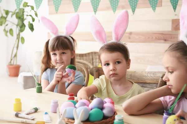 집에서 부활절 달걀을 그리는 귀여운 아이 들 — 스톡 사진
