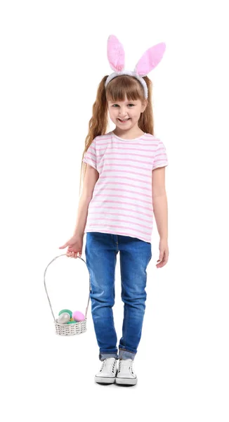 Menina bonito com ovos de Páscoa e orelhas de coelho no fundo branco — Fotografia de Stock