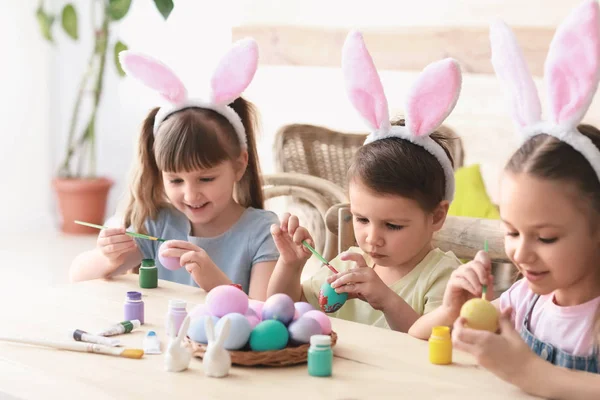 Bonito crianças pintando ovos de Páscoa em casa — Fotografia de Stock
