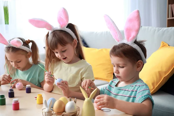 부활절 달걀 집에서 그림 귀여운 어린 아이 — 스톡 사진