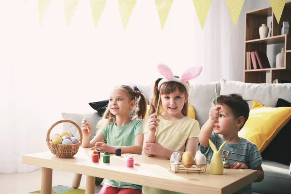 Cute little children painting Easter eggs at home — Stock Photo, Image