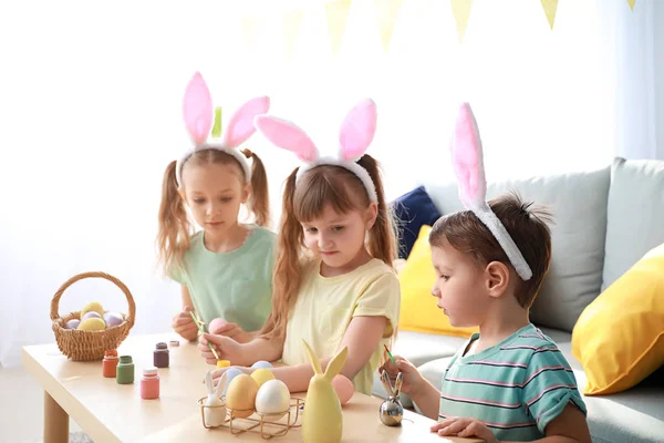 自宅のイースターエッグを塗るかわいい子供たち — ストック写真