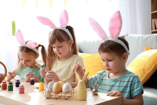 自宅のイースターエッグを塗るかわいい子供たち — ストック写真
