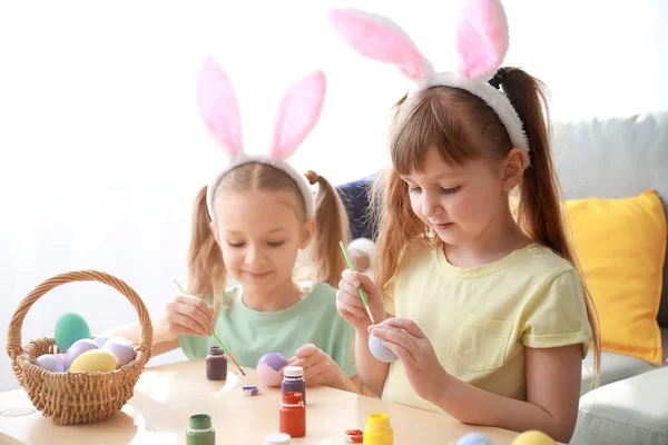 Cute little children painting Easter eggs at home — Stock Photo, Image