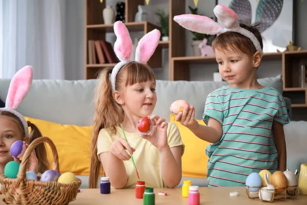 Cute little children painting Easter eggs at home — Stock Photo, Image