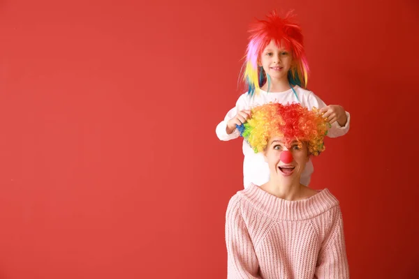 女人和小女孩在颜色背景有趣的伪装。愚人节庆祝活动 — 图库照片