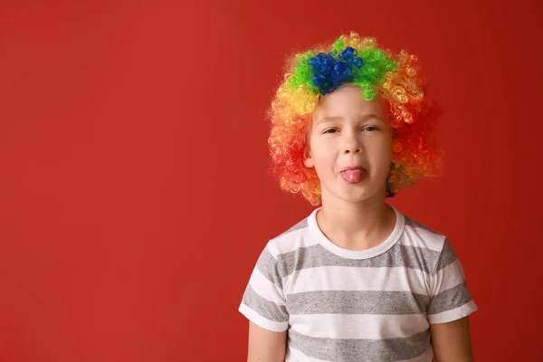 Niño con un disfraz divertido en el fondo de color. Celebración del Día de los Inocentes — Foto de Stock