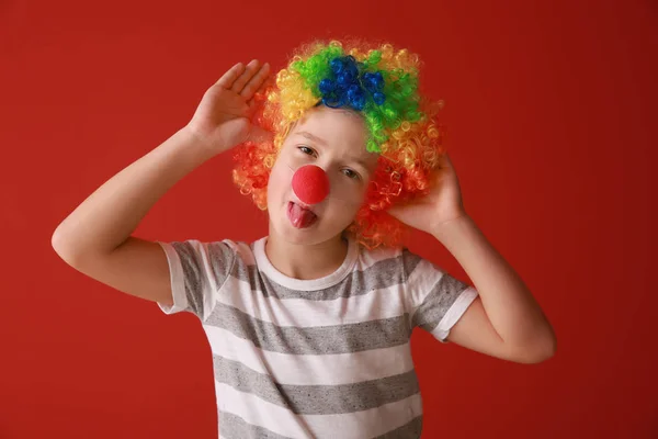 Kleiner Junge in lustiger Verkleidung auf farbigem Hintergrund. Aprilscherz-Fest — Stockfoto