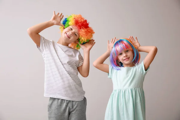 Piccoli bambini travestiti in modo divertente su sfondo chiaro. Festa degli sciocchi di aprile — Foto Stock