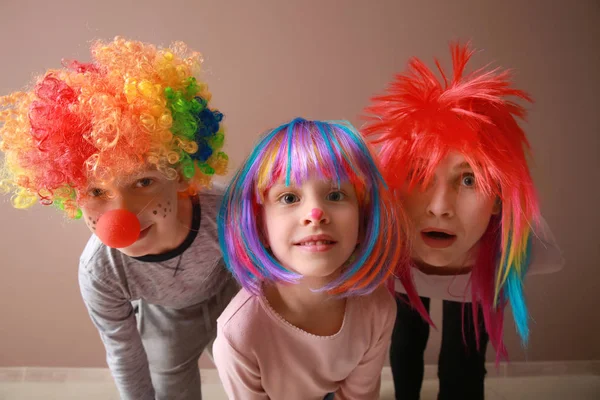 家庭在有趣的伪装在颜色背景。愚人节庆祝活动 — 图库照片
