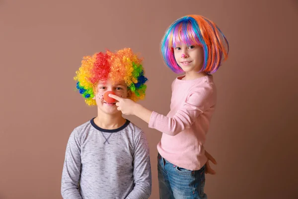 Маленькие дети в смешной маскировке на цветном фоне. Празднование Дня дураков — стоковое фото