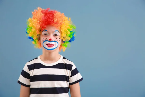 Niedlichen kleinen Jungen mit Clown-Make-up auf farbigem Hintergrund. Aprilscherz-Fest — Stockfoto