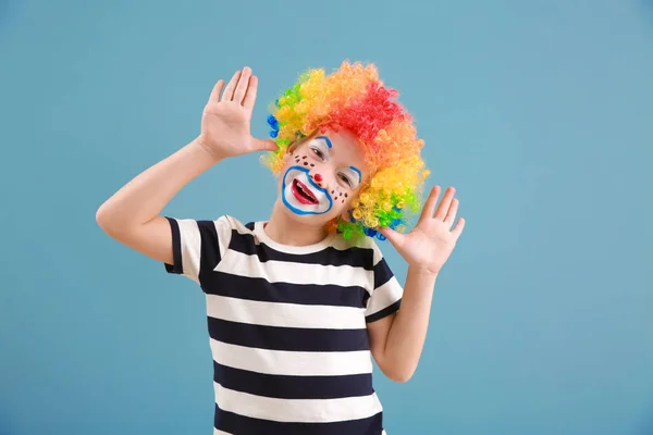 Niedlichen kleinen Jungen mit Clown-Make-up auf farbigem Hintergrund. Aprilscherz-Fest — Stockfoto