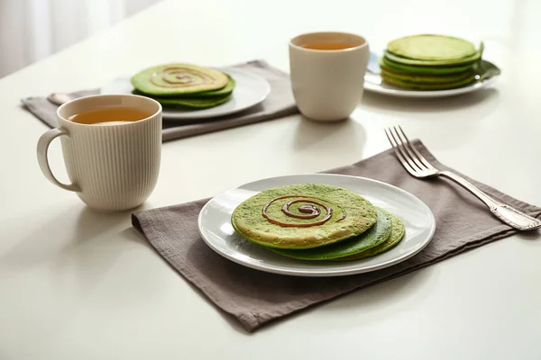 Вкусные зеленые блинчики на завтрак на столе — стоковое фото