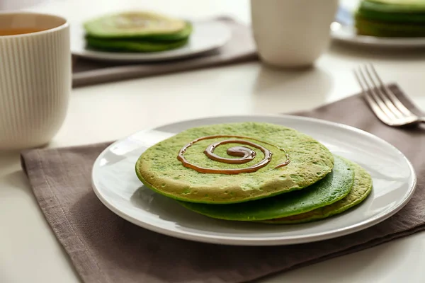 Tasty green pancakes served for breakfast on table — Stock Photo, Image