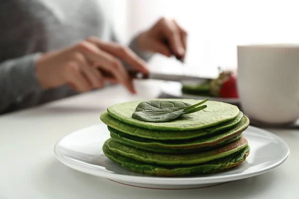 Tasty green pancakes served for breakfast on table — Stock Photo, Image