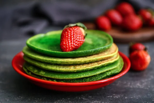 Piring dengan pancake hijau lezat di latar belakang gelap — Stok Foto