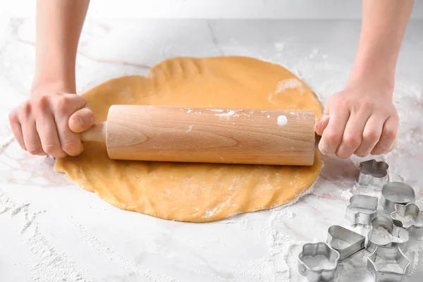 Vrouw bereiden cookie op Lichttafel — Stockfoto