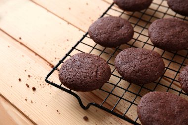 Ahşap masada lezzetli kurabiye ile soğutma raf