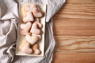 Ahşap masa üzerinde lezzetli kurabiye ile plaka