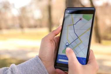 Kadın navigasyon açık havada için cep telefonu kullanarak, çekim