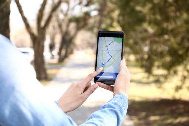 Navigasyon açık havada için cep telefonu kullanarak kadın