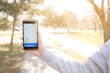 Navigasyon açık havada için cep telefonu kullanarak kadın