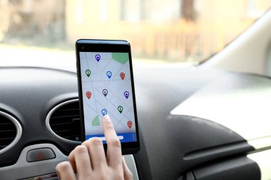 Navigasyon için cep telefonu kullanarak araba şoförü