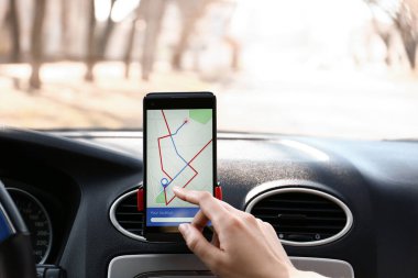 Navigasyon için cep telefonu kullanarak araba şoförü