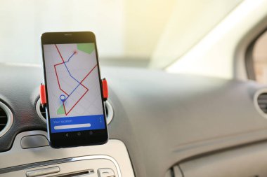Araba sürücüsü için ekranda rota ile harita görüntüleme cep telefonu