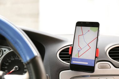 Araba sürücüsü için ekranda rota ile harita görüntüleme cep telefonu
