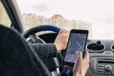 Navigasyon için cep telefonu kullanarak araba şoförü