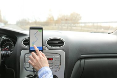 Navigasyon için cep telefonu kullanarak araba şoförü
