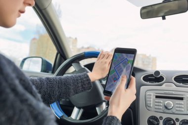 Navigasyon için cep telefonu kullanarak araba şoförü