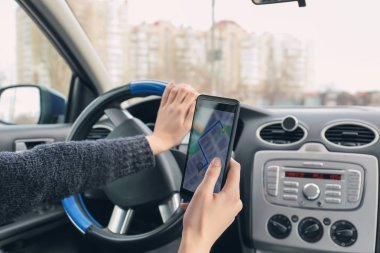 Navigasyon için cep telefonu kullanarak araba şoförü