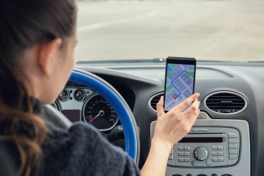 Navigasyon için cep telefonu kullanarak araba şoförü