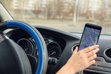 Navigasyon için cep telefonu kullanarak araba şoförü