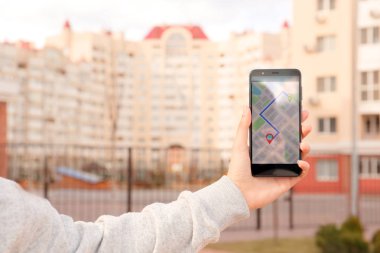 Navigasyon açık havada için cep telefonu kullanarak kadın