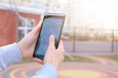 Navigasyon açık havada için cep telefonu kullanarak kadın