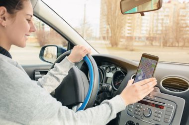 Navigasyon için cep telefonu kullanarak araba şoförü