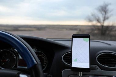 Araba sürücüsü için ekranda Haritayı görüntüleyen cep telefonu