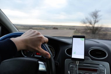 Navigasyon için cep telefonu kullanarak araba şoförü