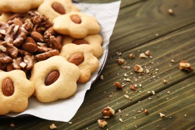 Ahşap masada fındık ile lezzetli kurabiye