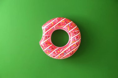 Renkli arka planda parlak şişme yüzük