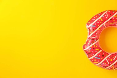 Renkli arka planda parlak şişme yüzük