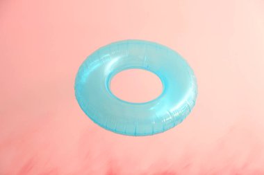 Renk arkaplanında şişirilebilir halka