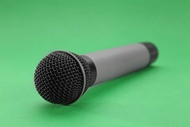 renkli arka plan üzerinde mikrofon