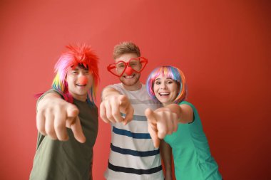 Renk arka planda Nisan Fools ' günü için parti dekor ile komik arkadaşlar